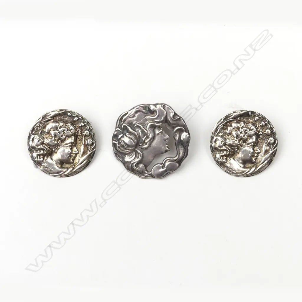 A pair plus one of Edwardian silver Art Nouveau portrait buttons Image 1++