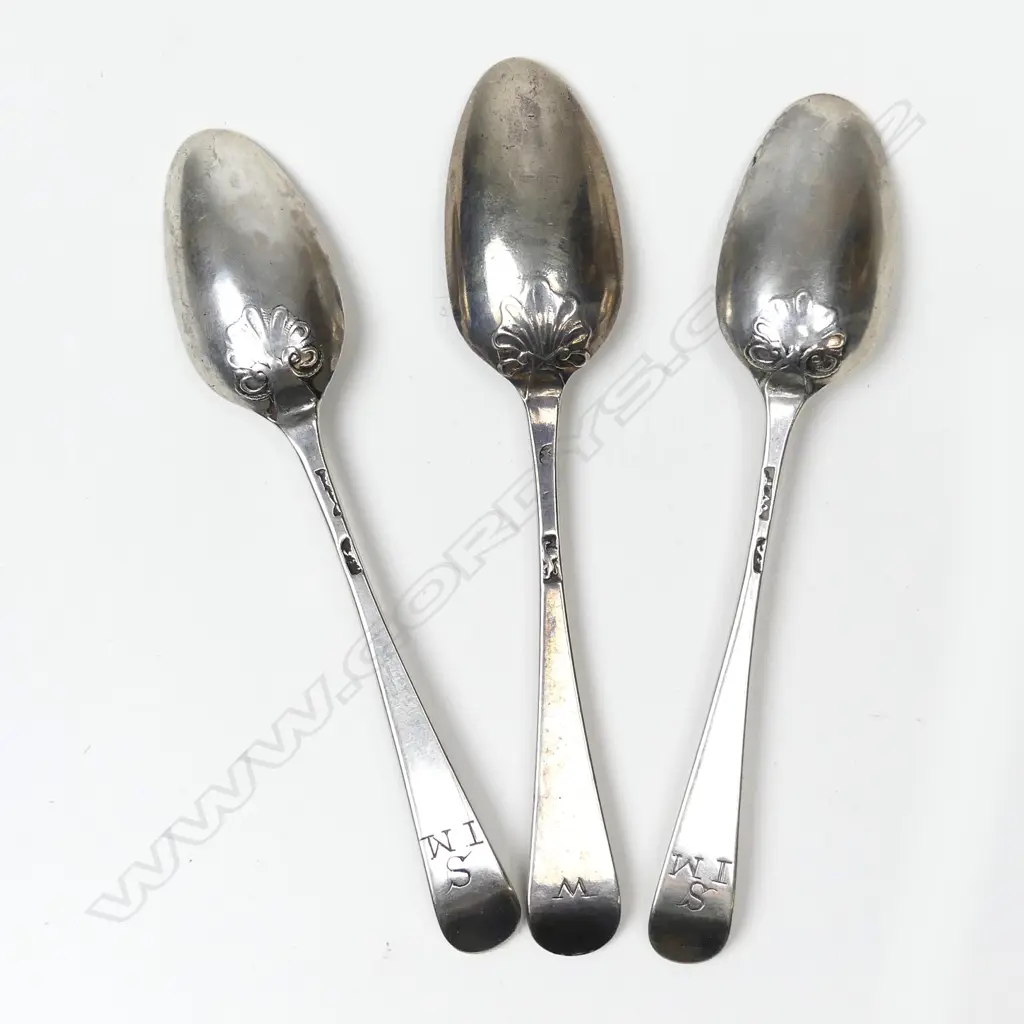 A single and a pair of George III silver Hanoverian picture back teaspoons Image 1++