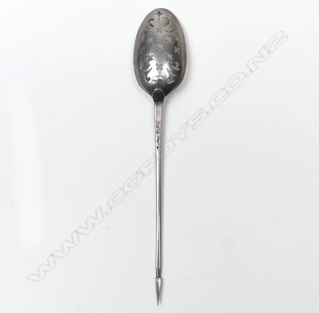 A George II silver mote spoon Image 1++