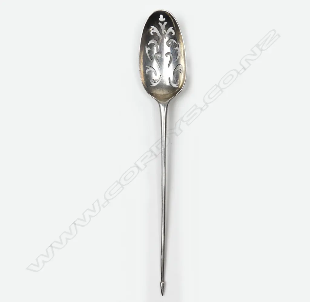 A George II silver mote spoon Image 1++