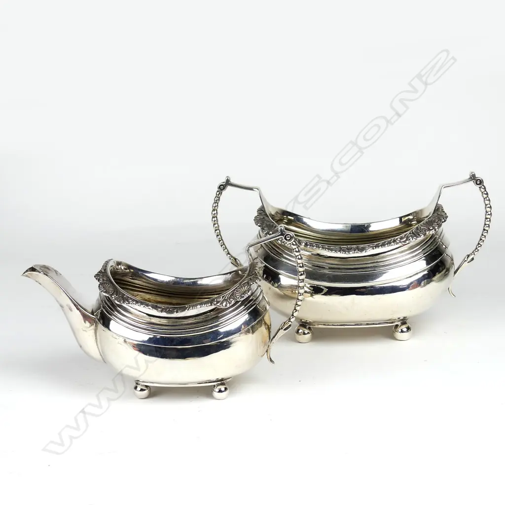 A George III silver sugar basin and milk jug Image 1++