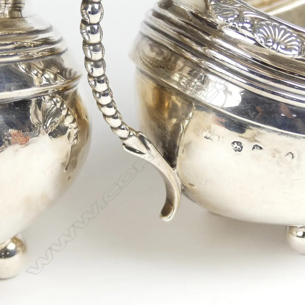 A George III silver sugar basin and milk jug Image 1++