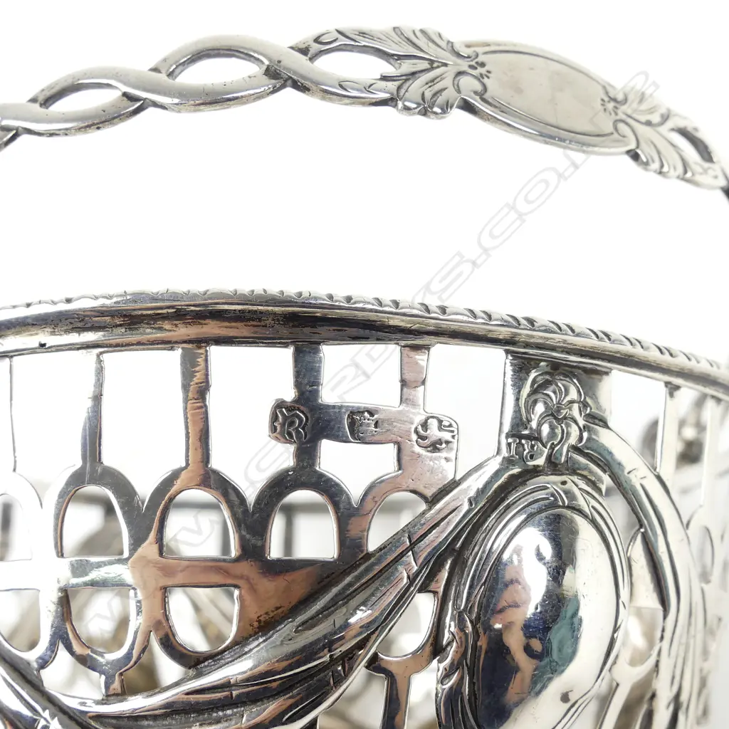 A George III silver sugar basket Image 1++