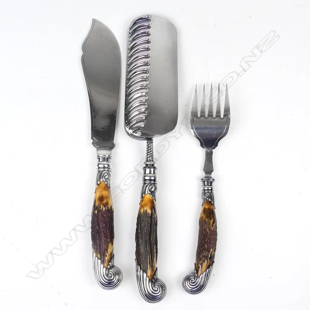 Edwardian Mappin & Webb silver plate fish servers and crumb tray Image 1++