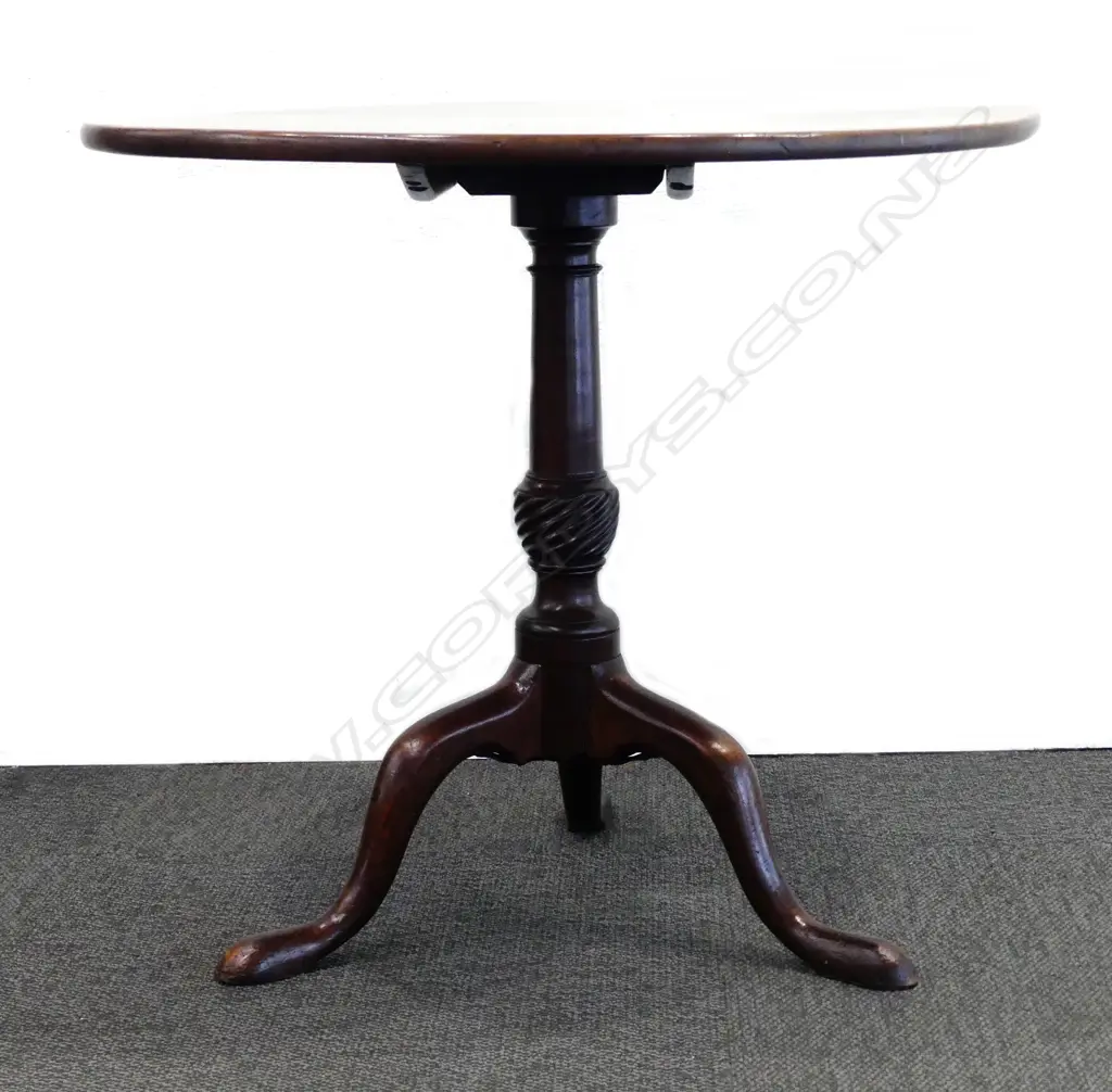 A George III mahogany tilt top table Image 1++