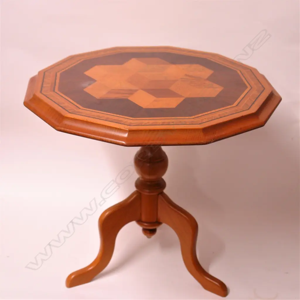 An early 20thC N.Z. inlaid woods side table Image 1++
