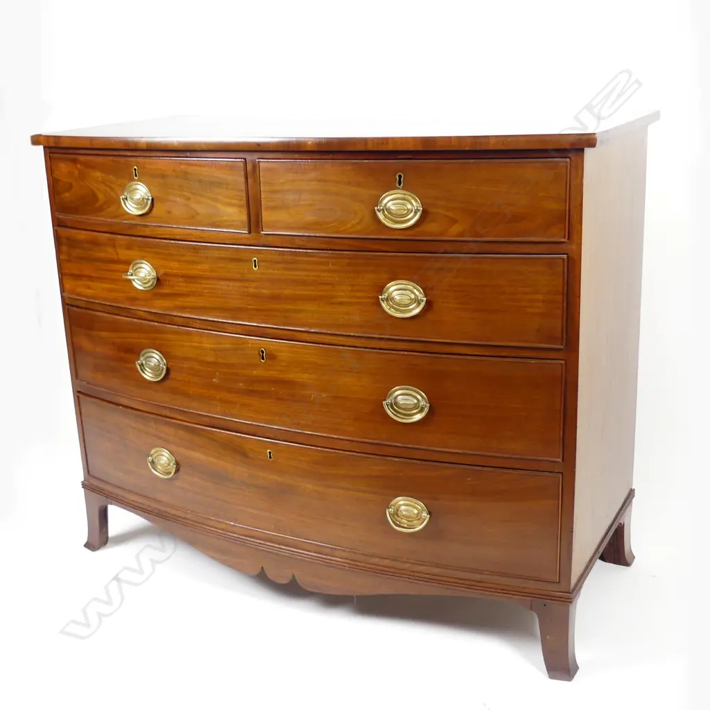 A Georgian mahogany bow front five drawer chest Image 1++