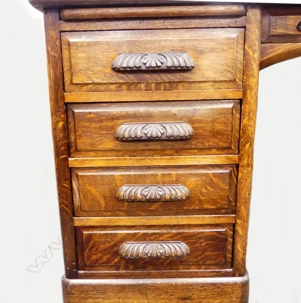 An early 1900s oak double pedestal desk Image 1++