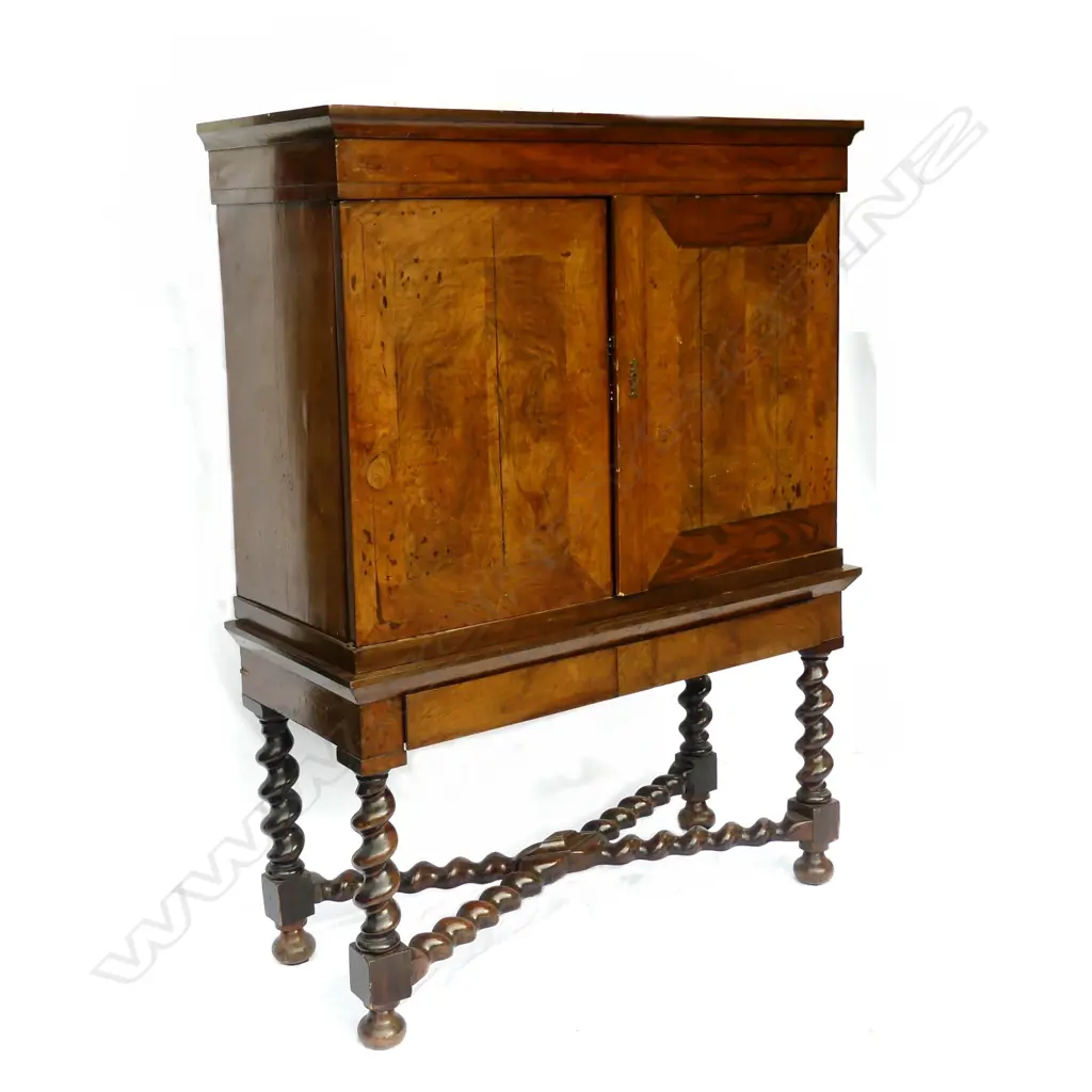 A Georgian mahogany linen press Image 1++