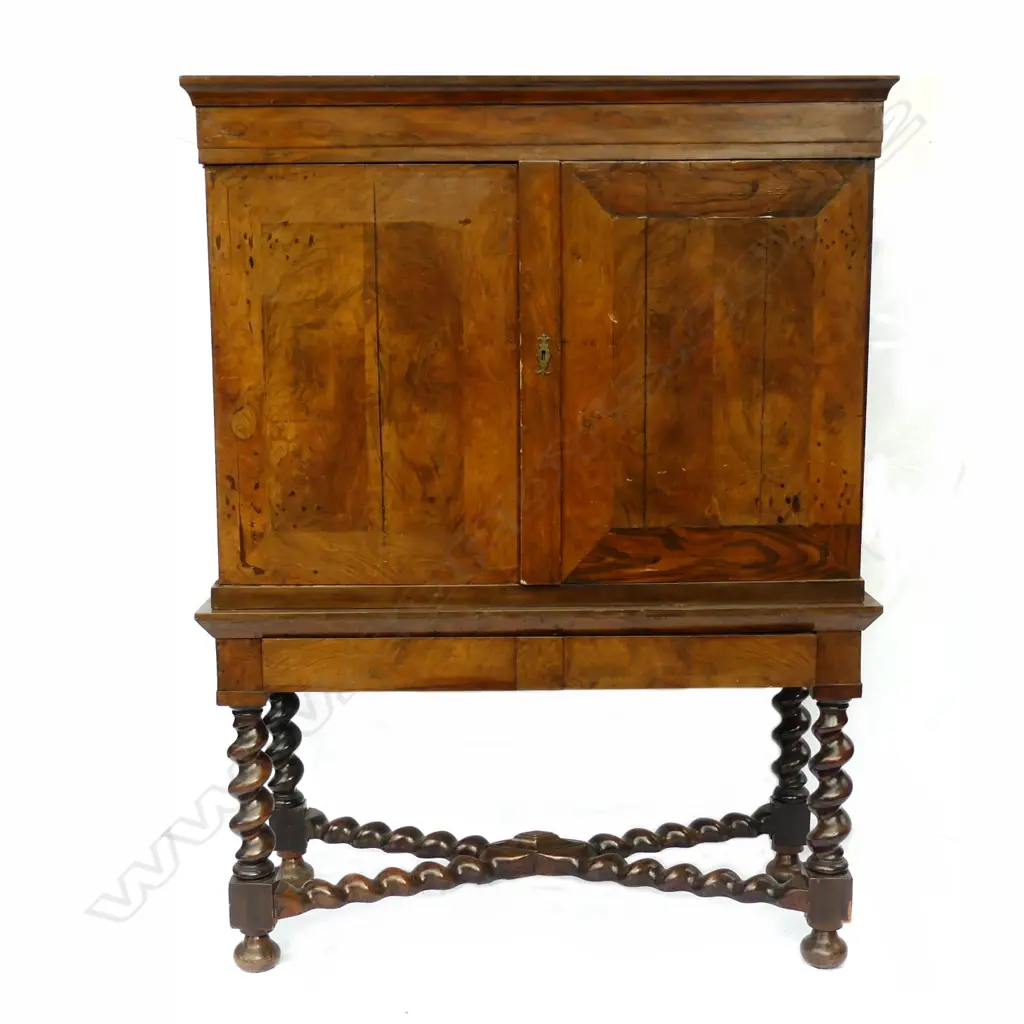 A Georgian mahogany linen press Image 1++