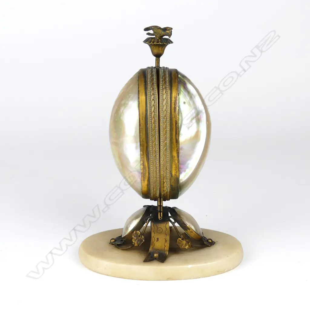 A Palais Royal mother of pearl étui Image 1++