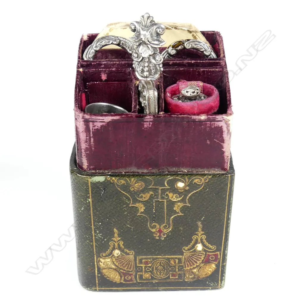 A Victorian tooled leather nécessaire Image 1++