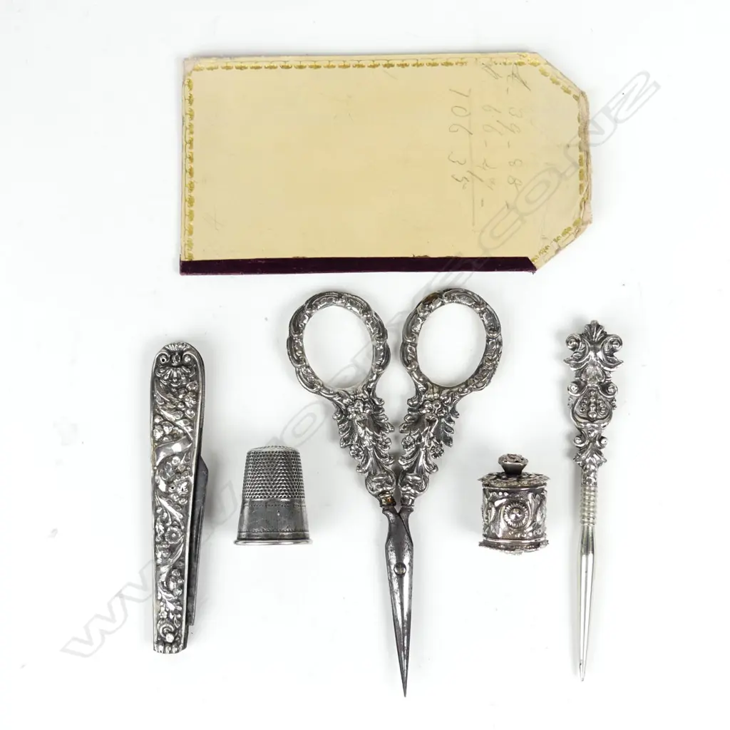 A Victorian tooled leather nécessaire Image 1++