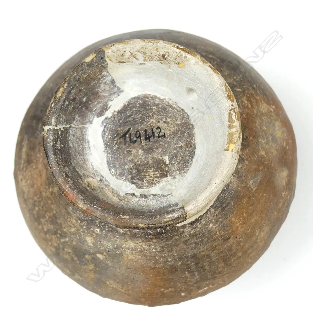 A small early Filipino pottery jar Image 1++