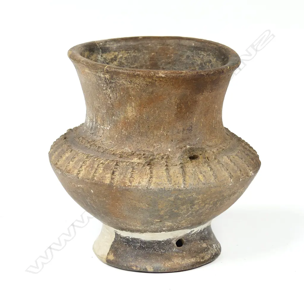 A small early Filipino pottery jar Image 1++