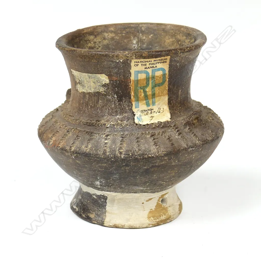 A small early Filipino pottery jar Image 1++