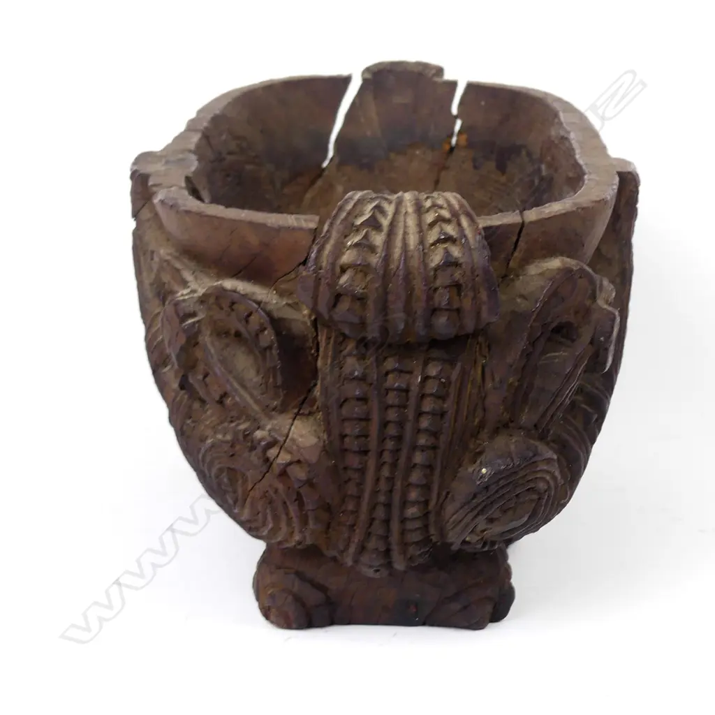 A 19thC Maori carved Kumete Image 1++