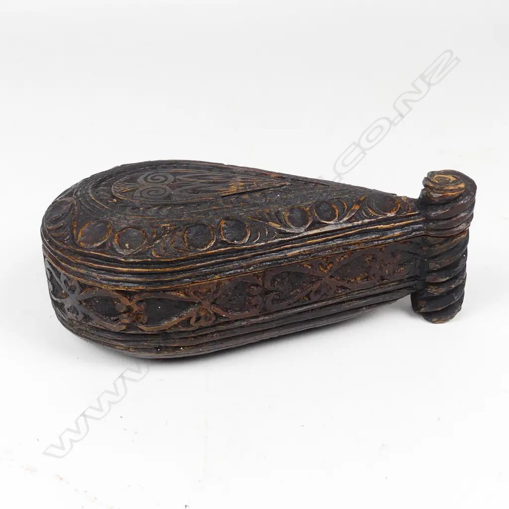 A 19thC folk art carved box Image 1++