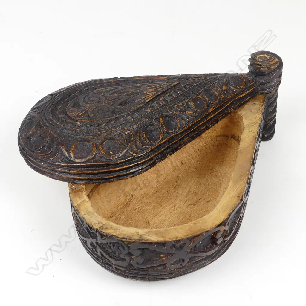 A 19thC folk art carved box Image 1++