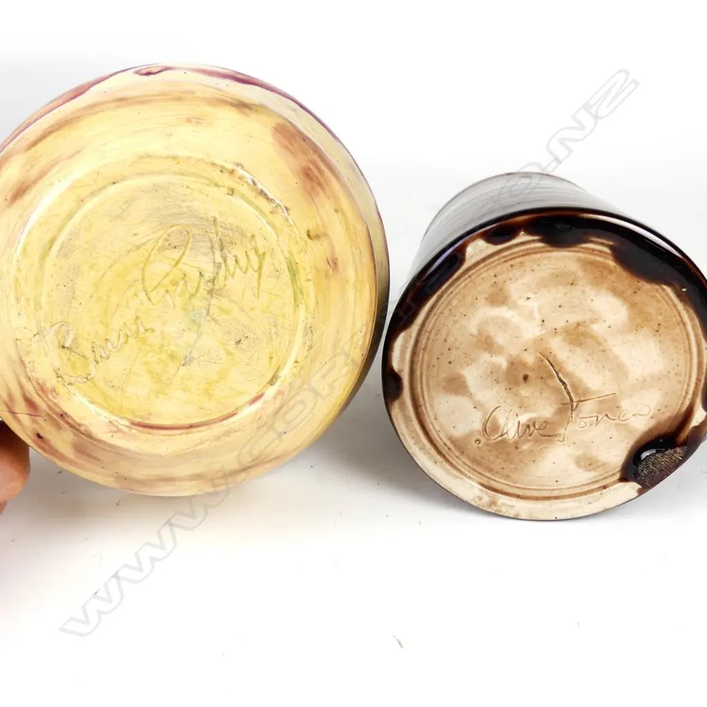 An Olive Jones brown glazed mug and a Briar Gardner vase Image 1++