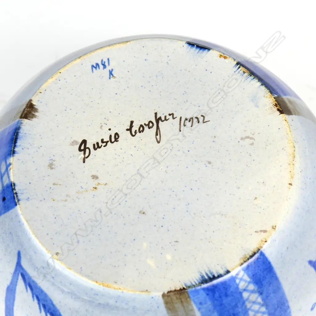 A Susie Cooper vase Image 1++