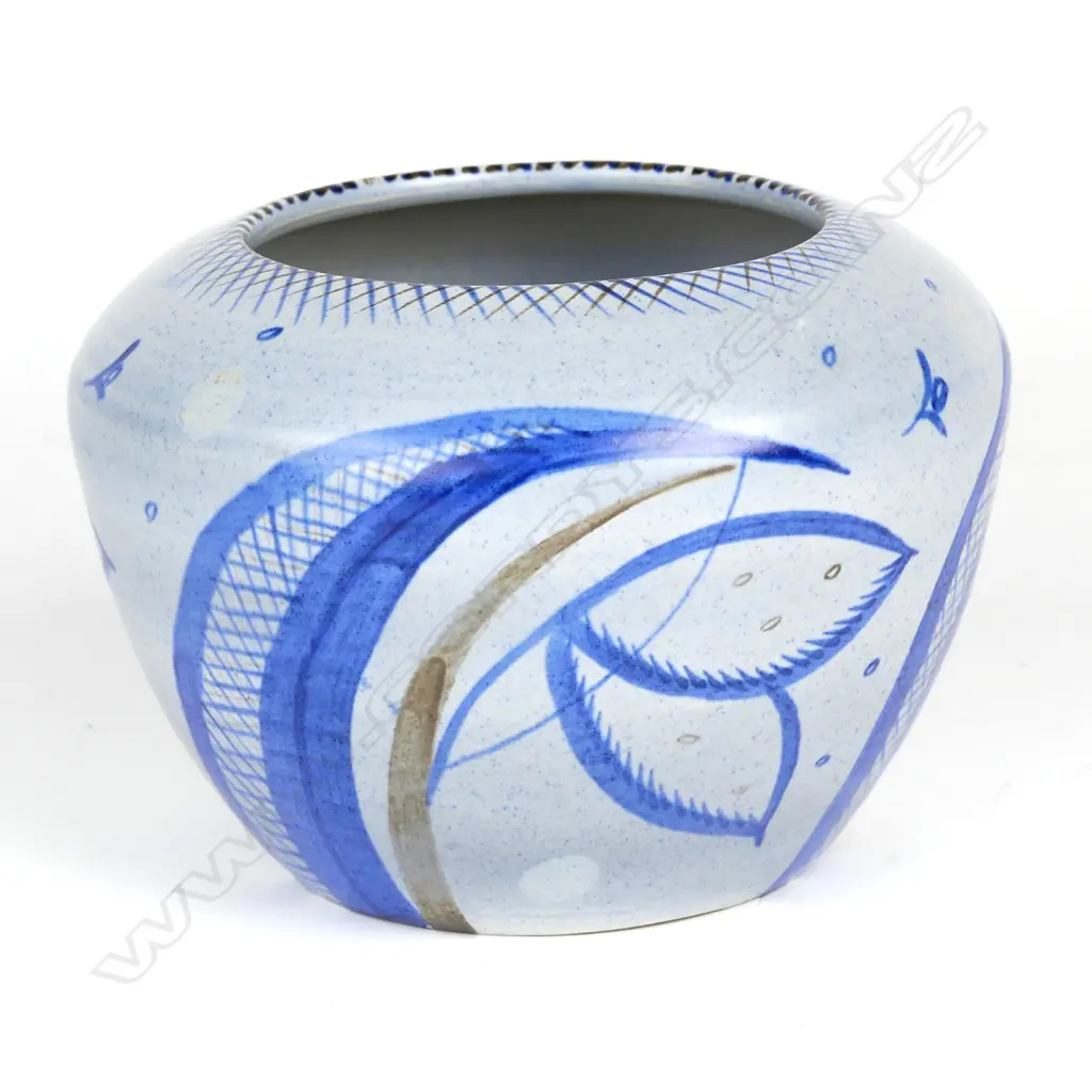 A Susie Cooper vase Image 1++