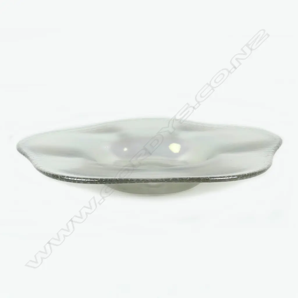 A large iridescent Maastricht glass bowl Image 1++