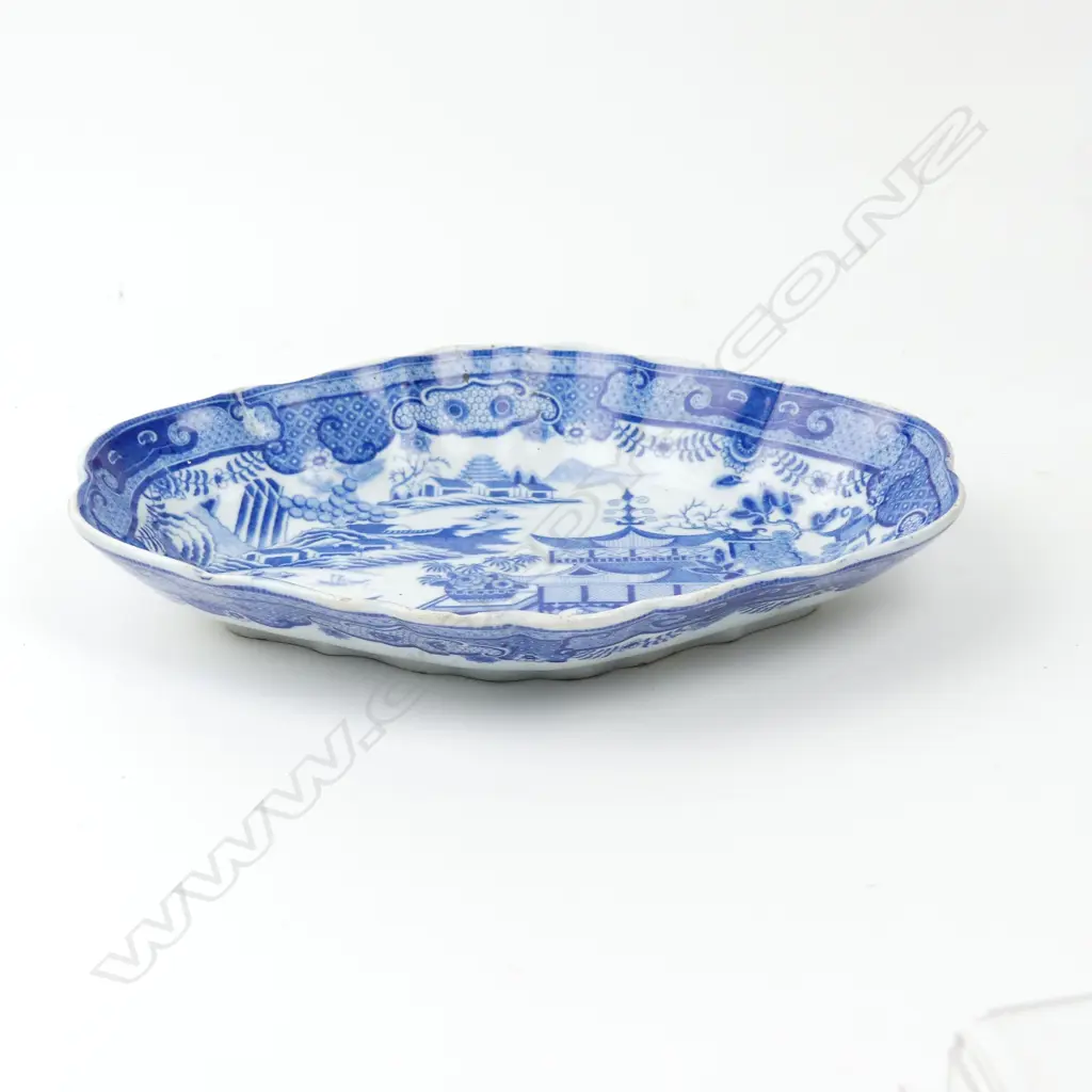 An early 1800s Davenport blue and white dish Image 1++