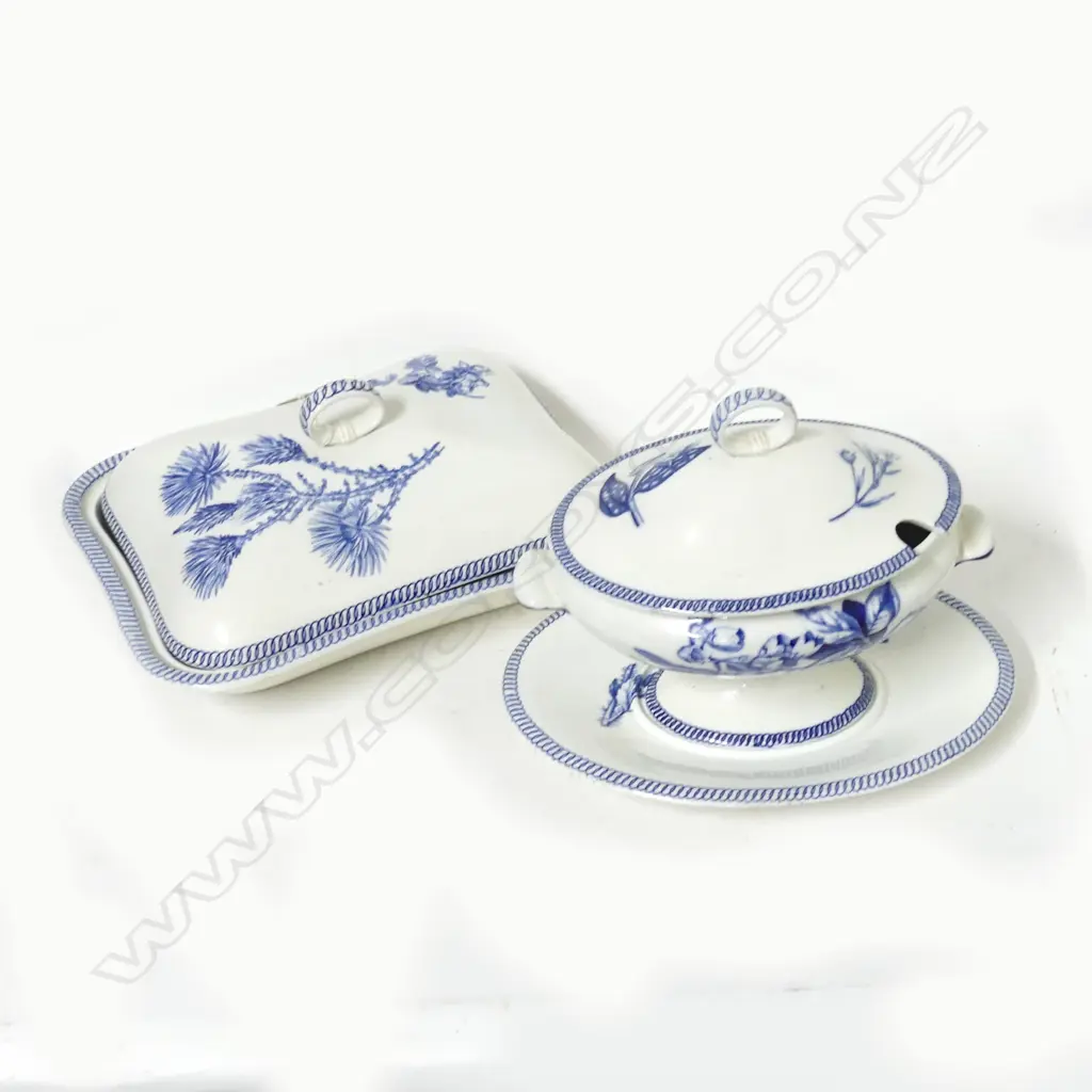 A 19thC Wedgwood sauce tureen and small vegetable tureen Image 1++