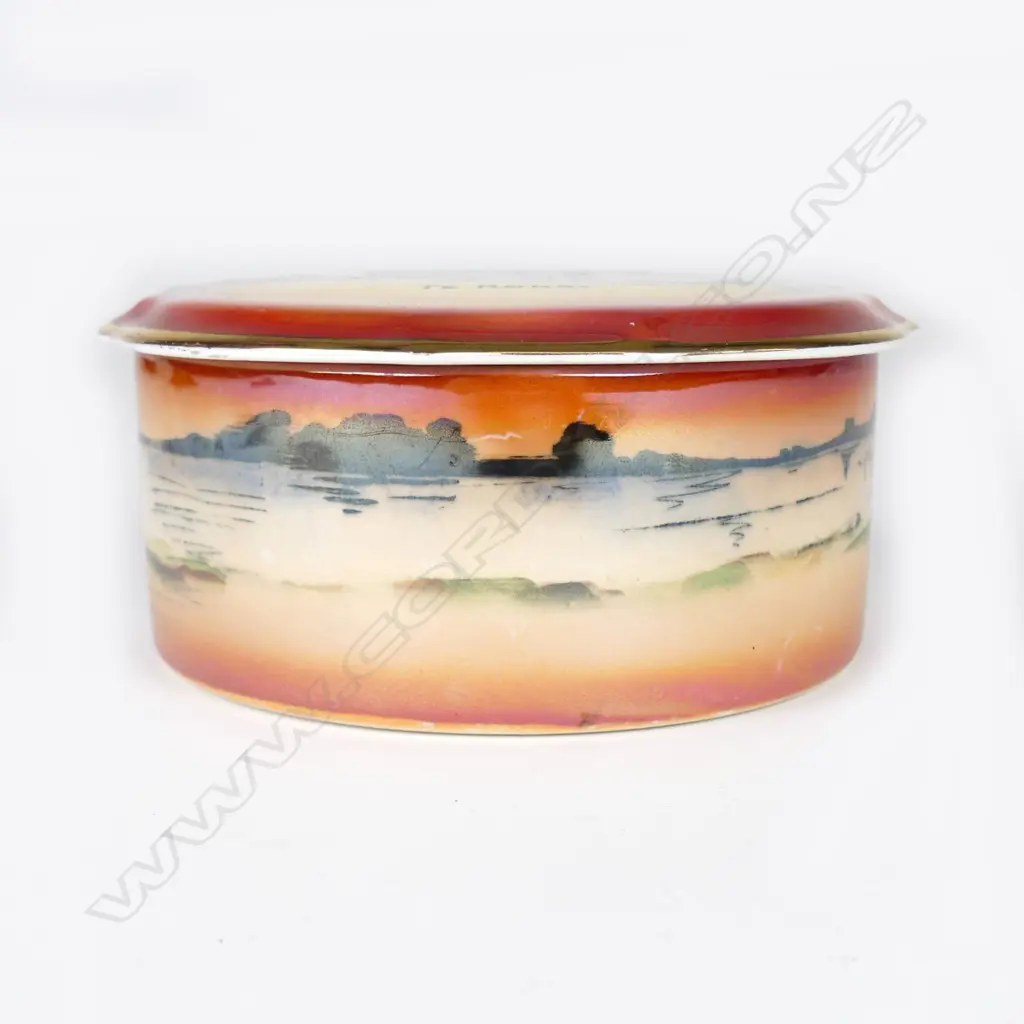 Grimwades 'Maori Ware' lidded box 'Te Hongi' Image 1++