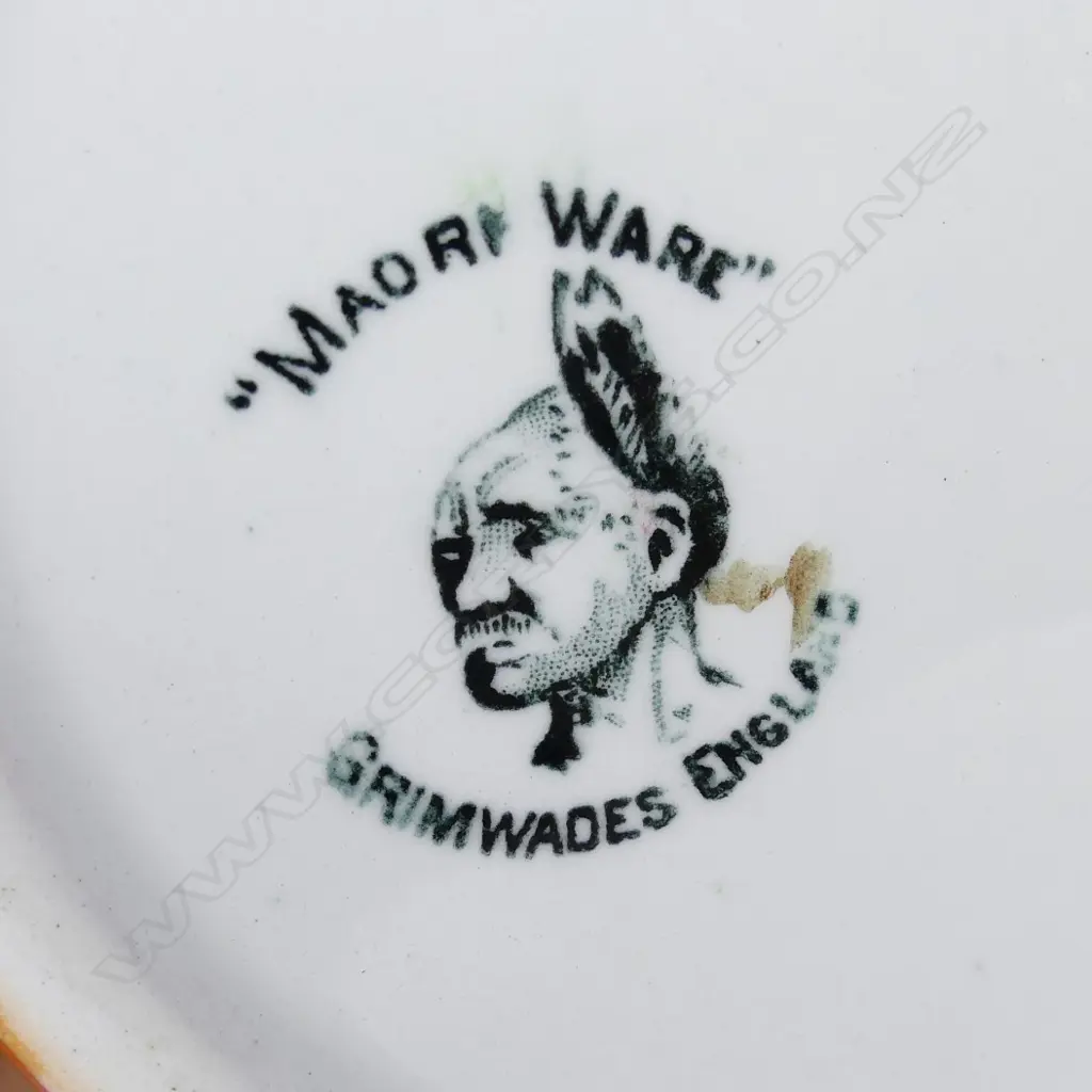 Grimwades 'Maori Ware' lidded box 'Te Hongi' Image 1++