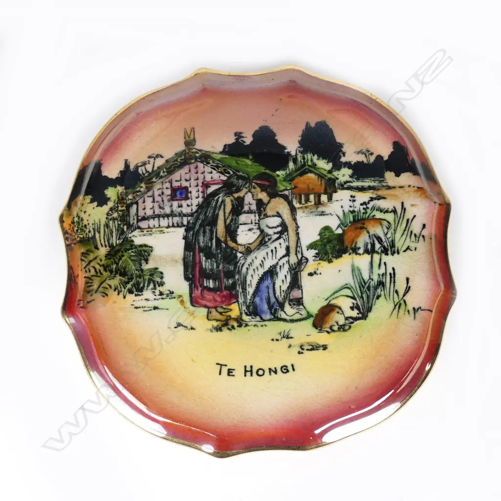 Grimwades 'Maori Ware' lidded box 'Te Hongi' Image 1++