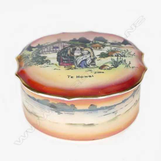 Grimwades 'Maori Ware' lidded box 'Te Hongi'
