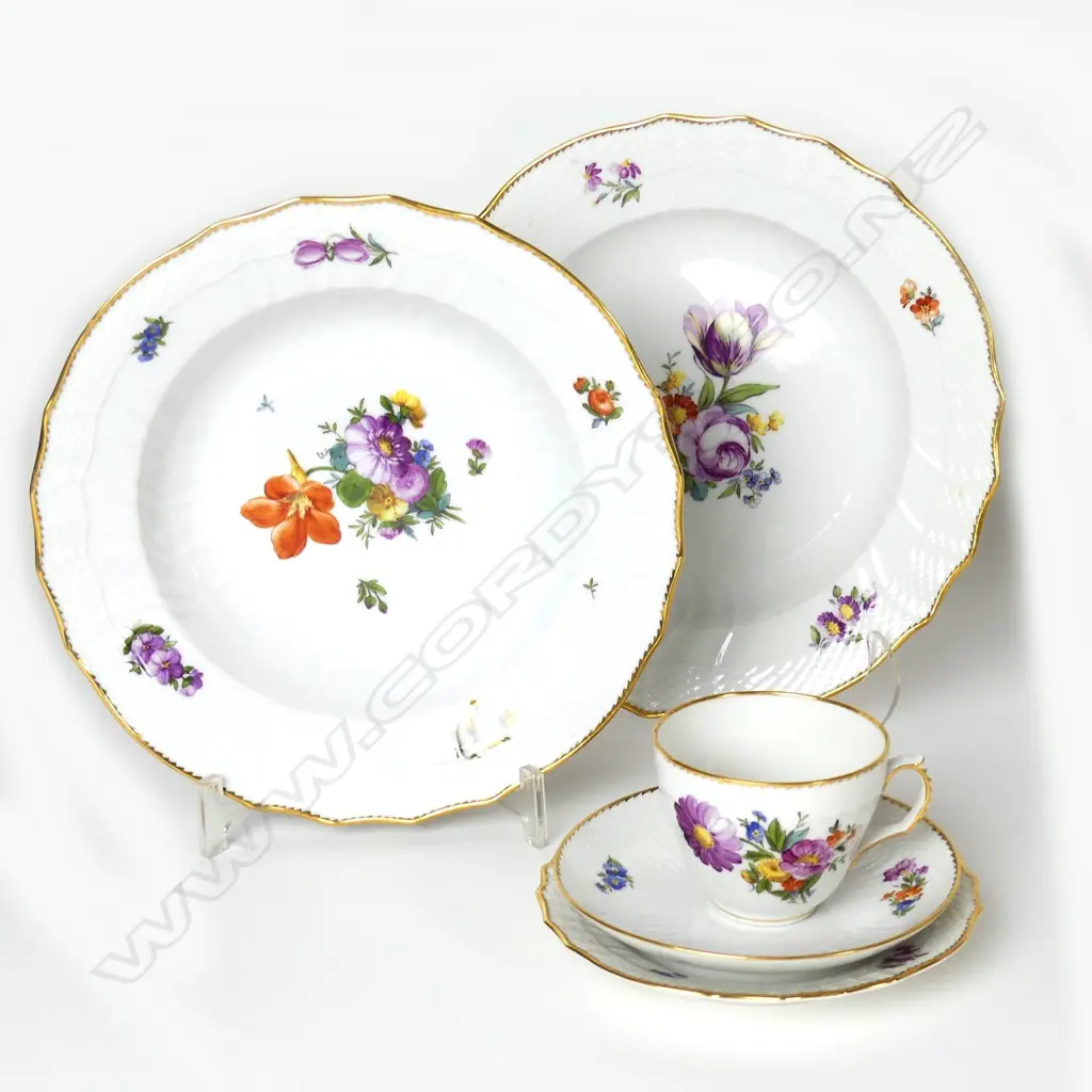 A quality impressive Royal Copenhagen 12 place setting Saxon Flower pattern dinner service Image 1++