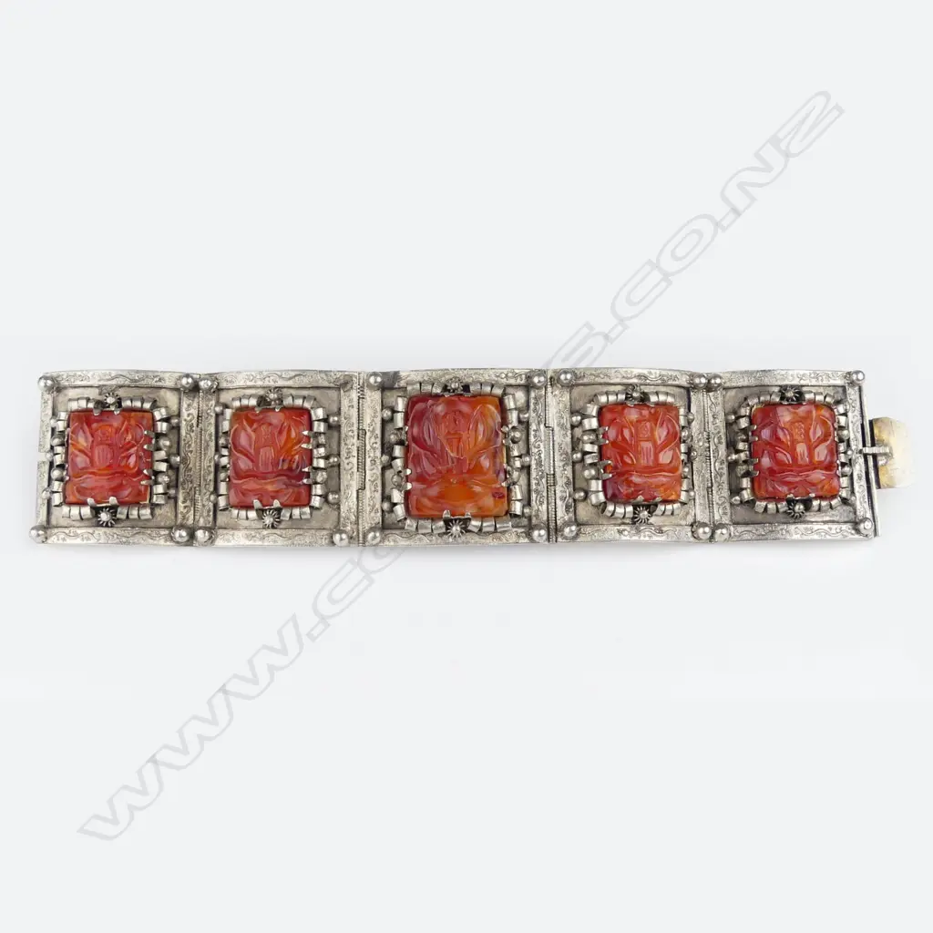 A Chinese silver and agate bracelet Image 1++