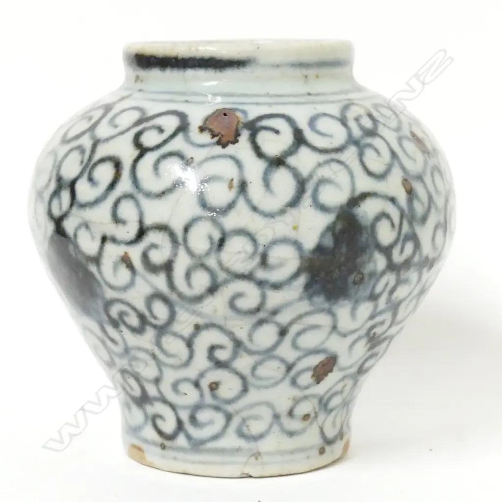 An old Chinese blue and white vase Image 1++