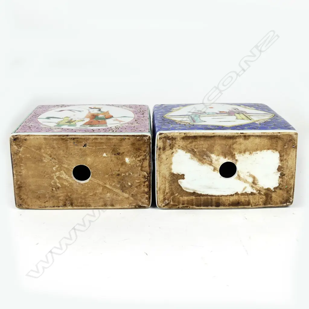 A pair of Qianlong period porcelain tea caddies Image 1++