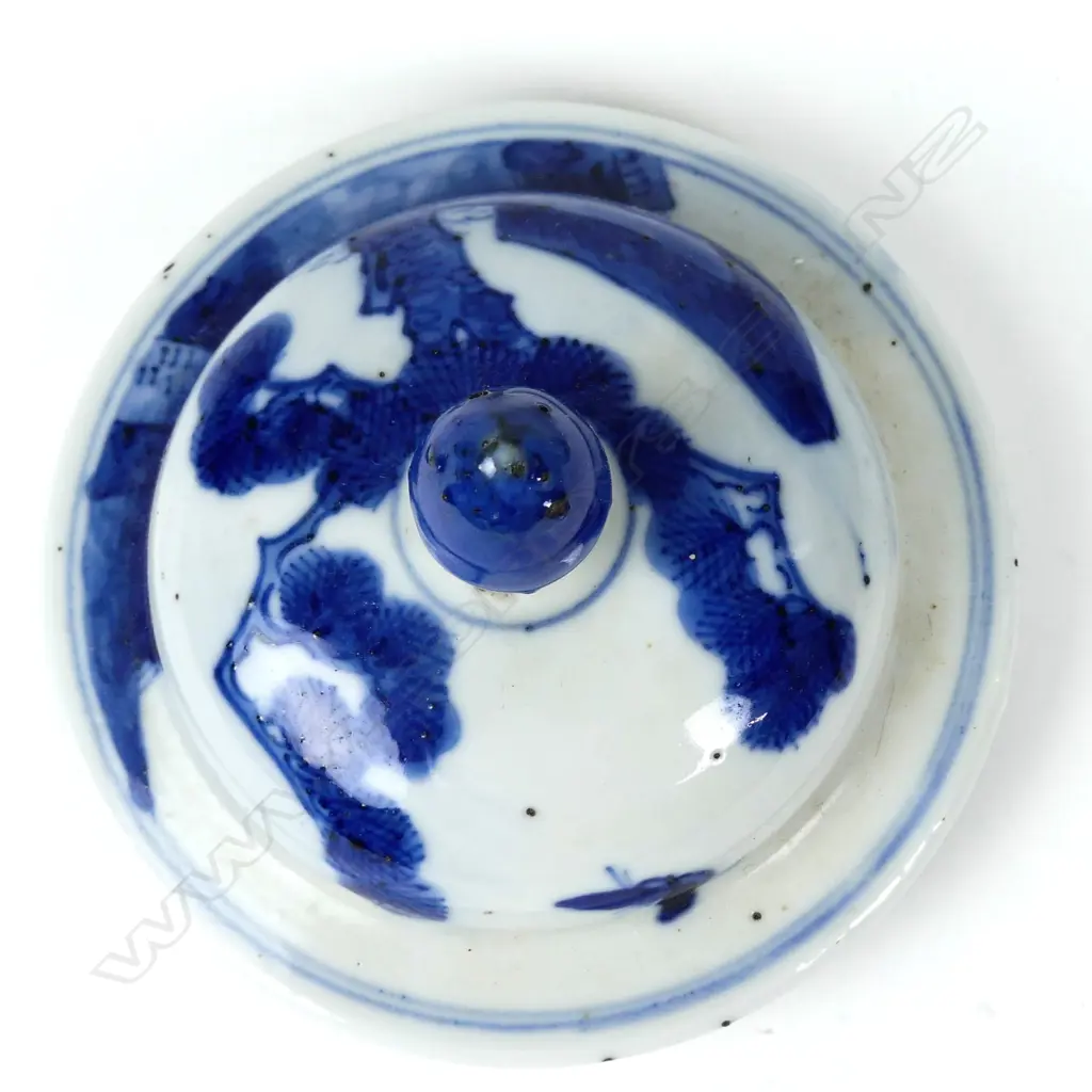 A Kangxi Chinese blue and white lidded vase Image 1++