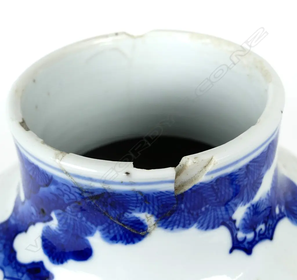 A Kangxi Chinese blue and white lidded vase Image 1++