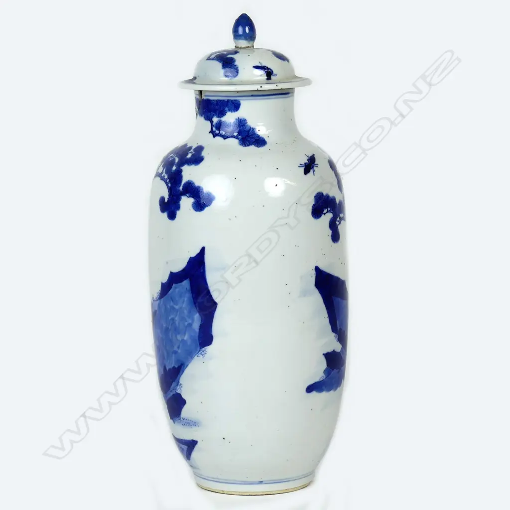 A Kangxi Chinese blue and white lidded vase Image 1++