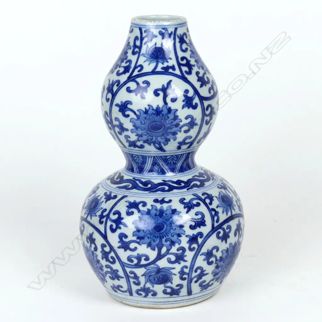 A Chinese blue and white double gourd vase Image 1++