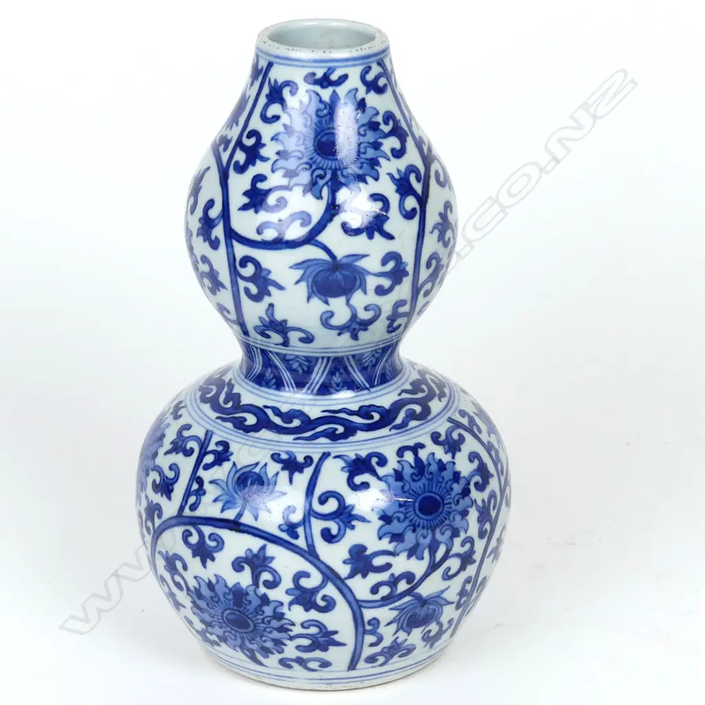 A Chinese blue and white double gourd vase Image 1++