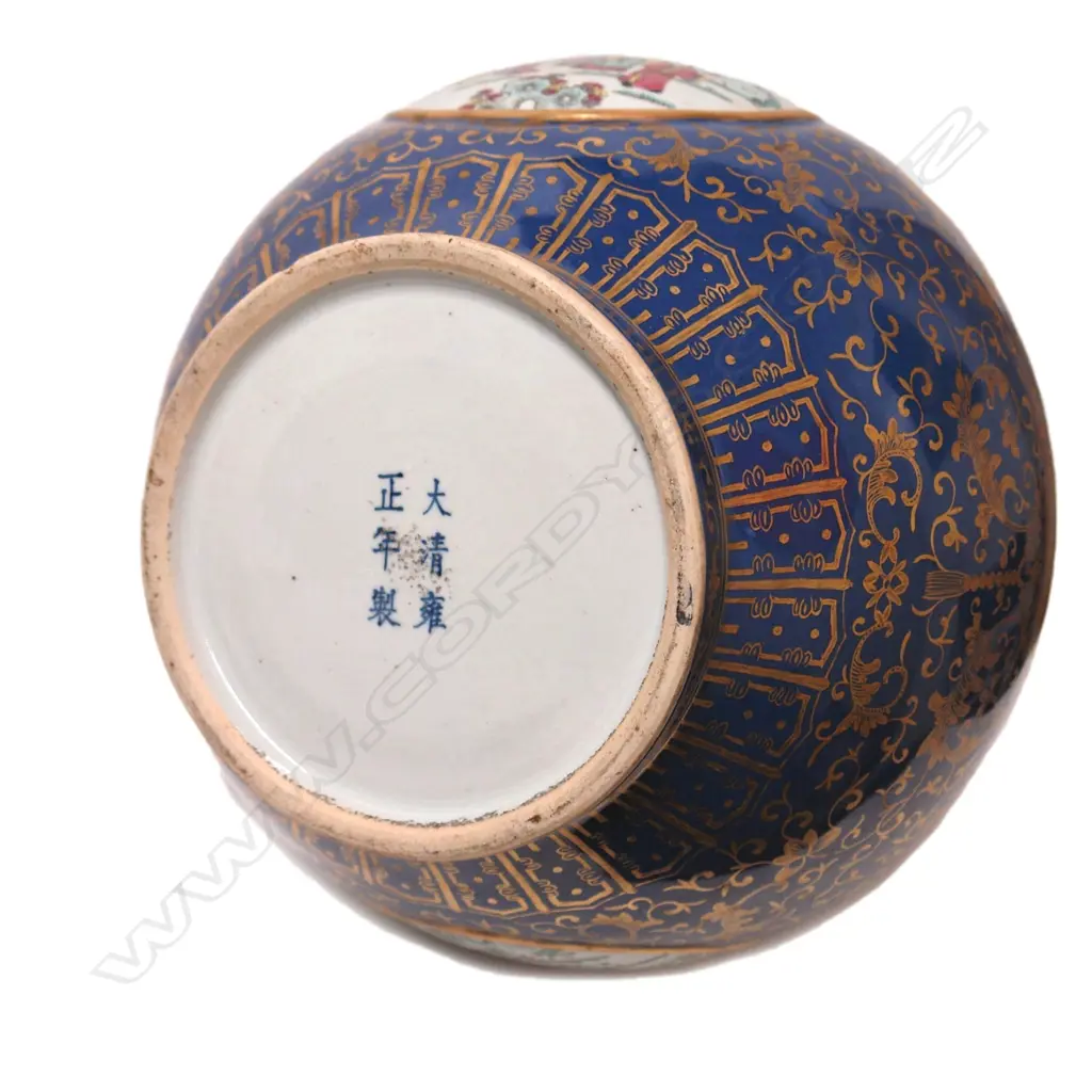 An exceptional Chinese porcelain large vase Image 1++