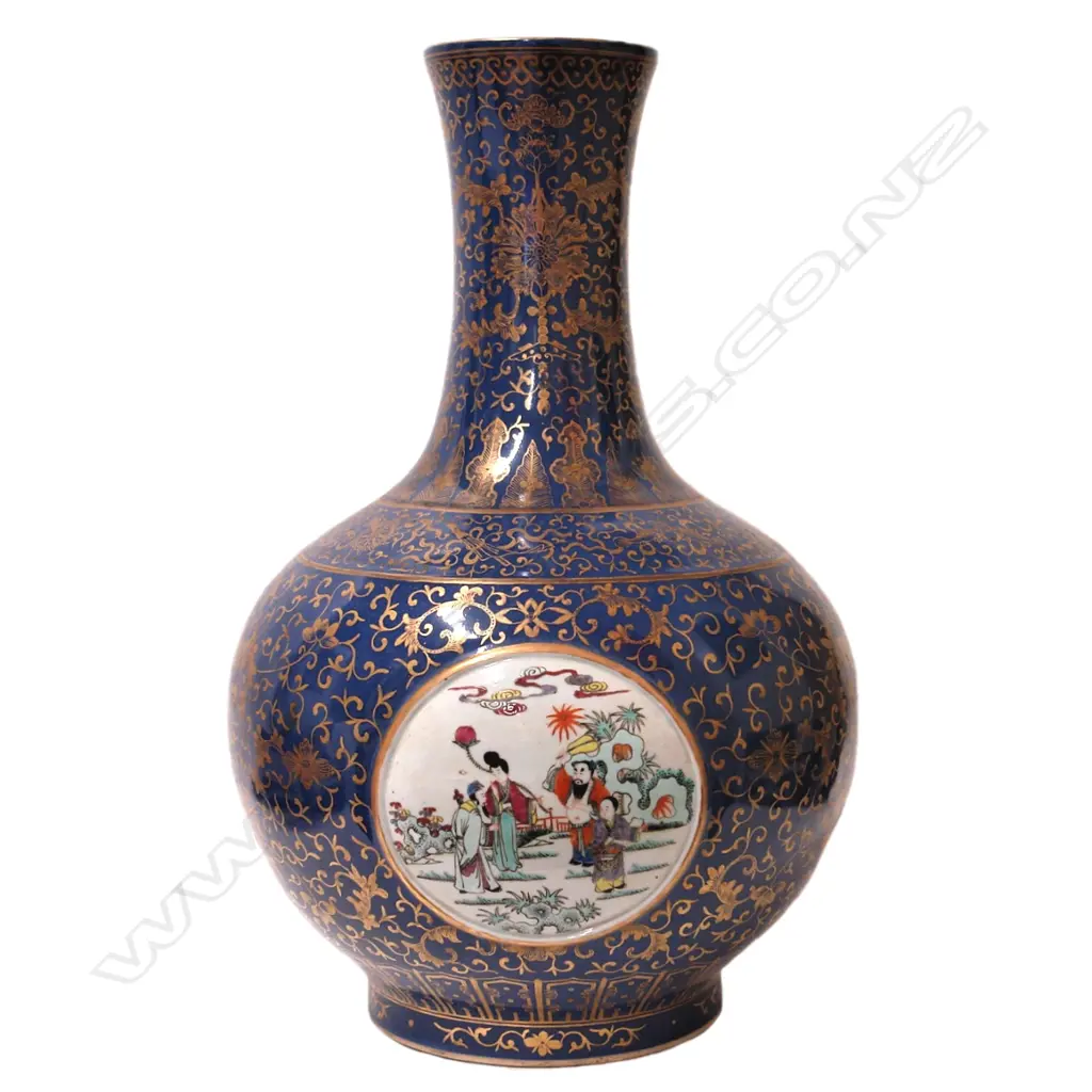 An exceptional Chinese porcelain large vase Image 1++