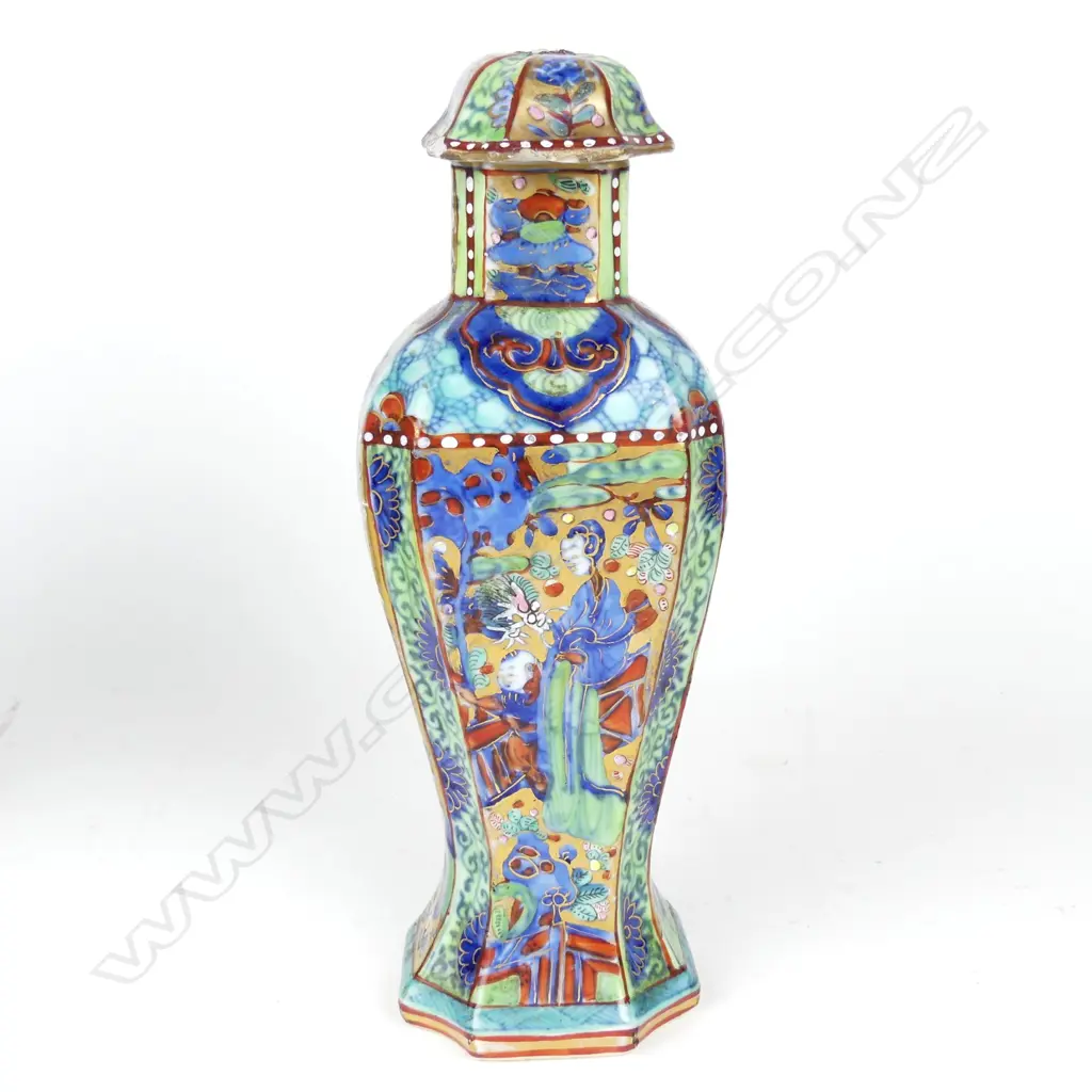 A rare and interesting Kangxi period porcelain vase and cover Image 1++