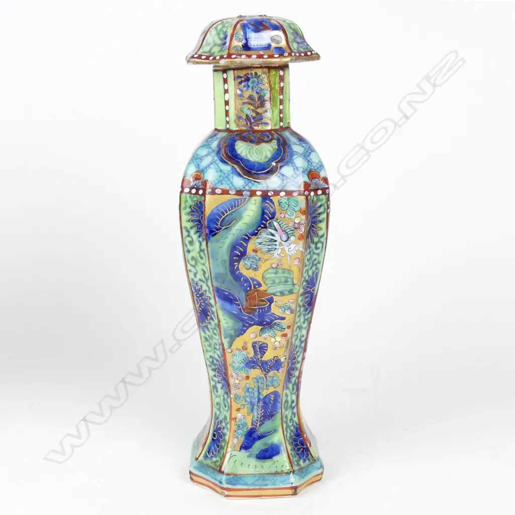 A rare and interesting Kangxi period porcelain vase and cover Image 1++