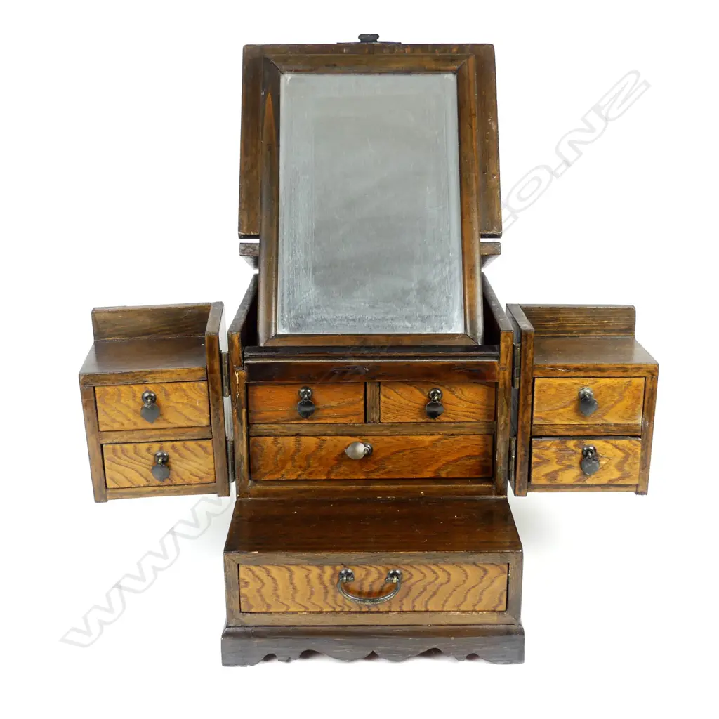A Korean jewellery chest Image 1++