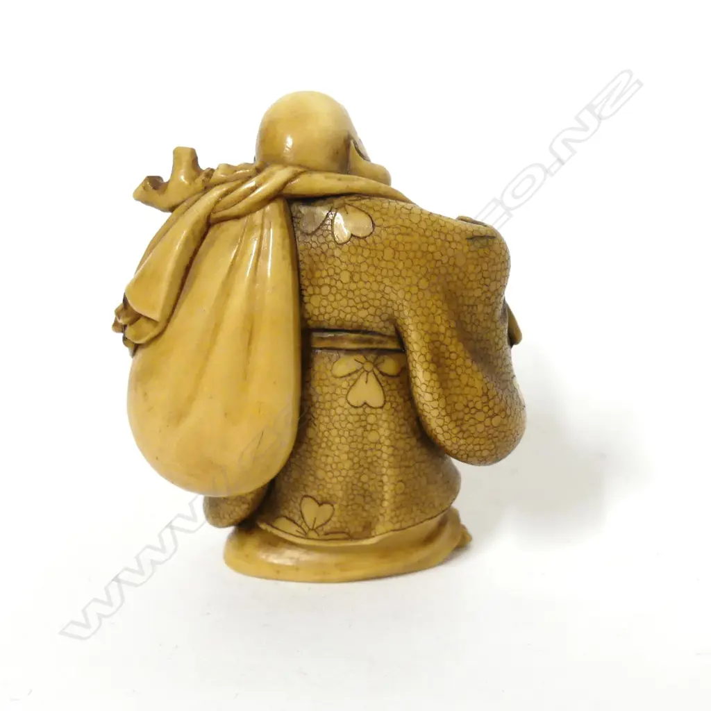A Japanese ivory netsuke of Hotei Image 1++