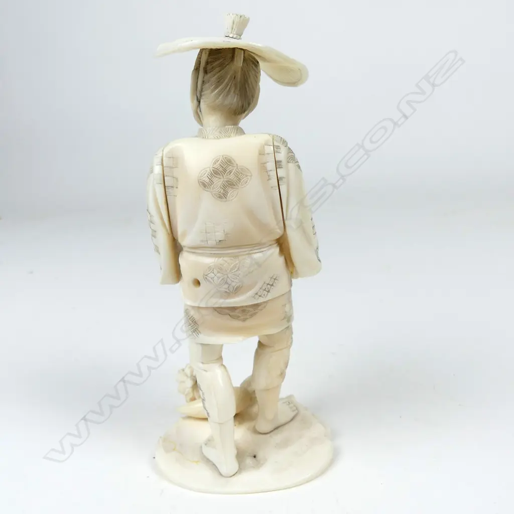 A Japanese sectional ivory figure of farmer Image 1++