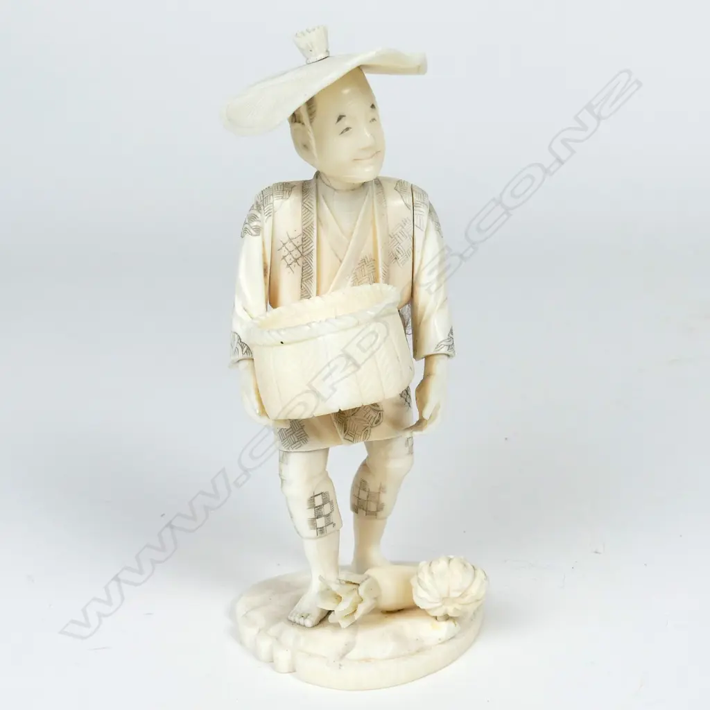 A Japanese sectional ivory figure of farmer Image 1++